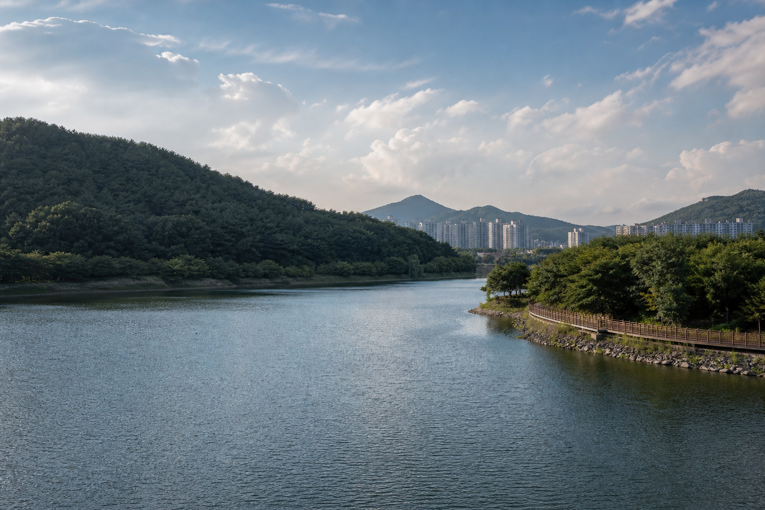의왕 수변과 언덕 전경